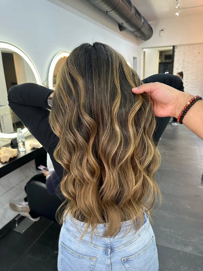 Balayage en ondas visto de espalda