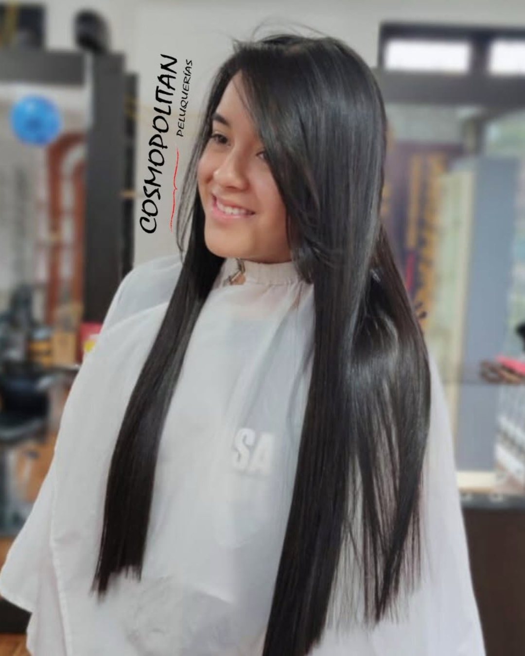 Clienta con cabello negro, liso y brillante después de su terapia