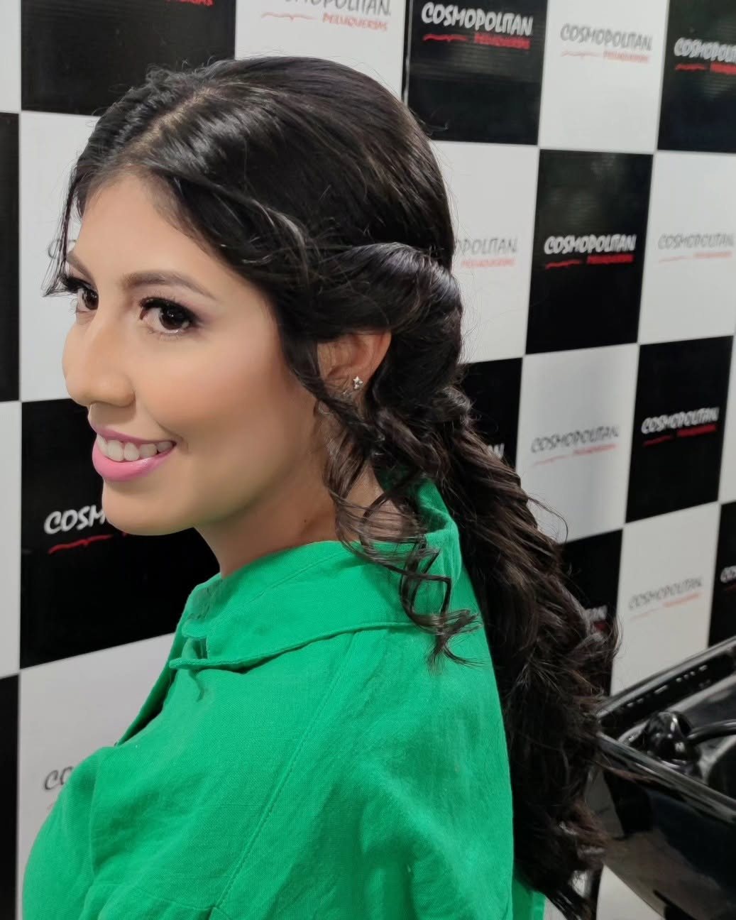 Clienta con peinado de ondas en Cosmopolitan Peluquerías
